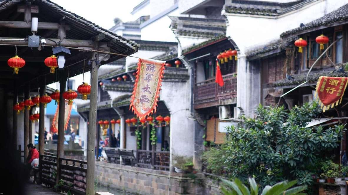 中国制造电动三轮车火到国外 网友：三蹦子也有“豪华版”